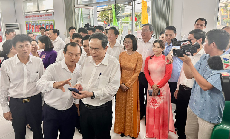 Chủ tịch Quốc hội hôm qua trao đổi những vấn đề thời sự với cán bộ trung tâm giải quyết thủ tục hành chính tại phường Phú Lợi về cách thức ứng dụng, khai thác trí tuệ nhân tạo