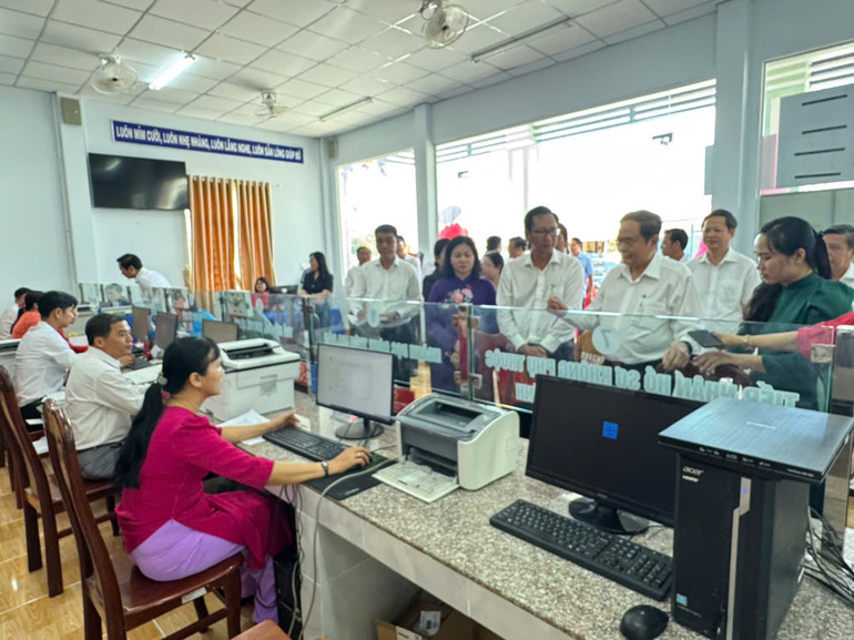 Chủ tịch Quốc hội và các thành viên Đoàn công tác đến thị sát, tìm hiểu công việc tại xã Thạnh Hòa