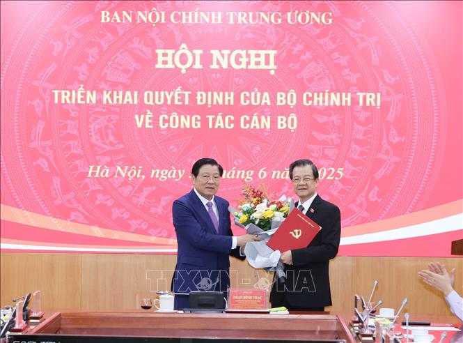 Đồng chí Phan Đình Trạc, Uỷ viên Bộ Chính trị, Bí thư Trung ương Đảng, Trưởng Ban Nội chính Trung ương trao Quyết định của Bộ Chính trị cho đồng chí Lê Hồng Quang. Ảnh: Phương Hoa/TTXVN Đồng chí Phan Đình Trạc, Uỷ viên Bộ Chính trị, Bí thư Trung ương Đảng, Trưởng Ban Nội chính Trung ương trao Quyết định của Bộ Chính trị cho đồng chí Lê Hồng Quang. Ảnh: Phương Hoa/TTXVN