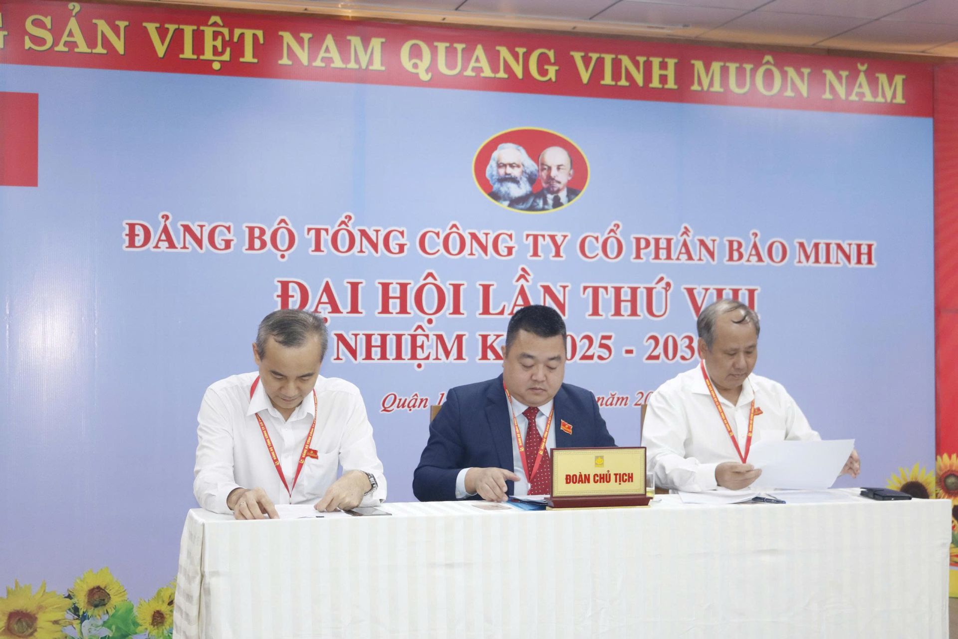 Đoàn chủ tịch điều hành Đại hội