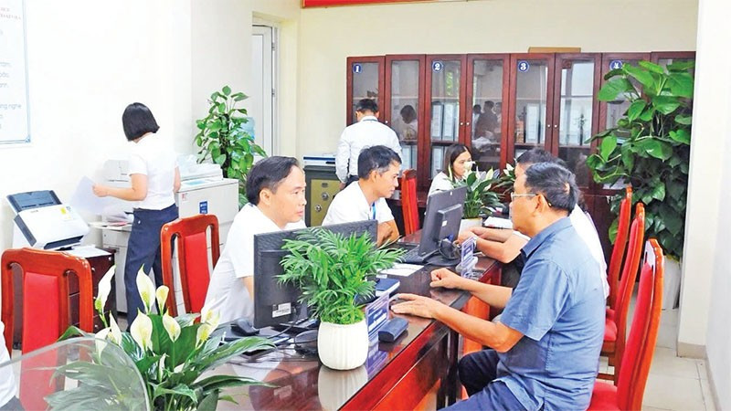 Người dân đến làm thủ tục hành chính tại phường Long Biên (mới) ở Hà Nội. (Ảnh QUỐC TOẢN) Người dân đến làm thủ tục hành chính tại phường Long Biên (mới) ở Hà Nội. (Ảnh QUỐC TOẢN)