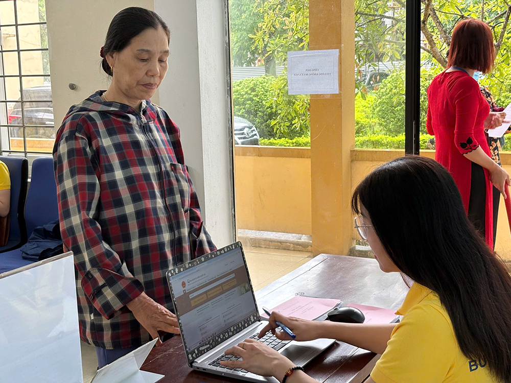 Nhân viên Bưu điện tỉnh Thanh Hóa hỗ trợ người dân thực hiện TTHC tại Trung tâm phục vụ Hành chính công xã Lưu Vệ mới (hợp nhất của xã Quảng Định, xã Quảng Đức và thị trấn Tân Phong). Nhân viên Bưu điện tỉnh Thanh Hóa hỗ trợ người dân thực hiện TTHC tại Trung tâm phục vụ Hành chính công xã Lưu Vệ mới (hợp nhất của xã Quảng Định, xã Quảng Đức và thị trấn Tân Phong).
