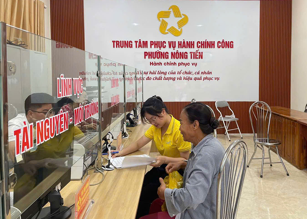 Hỗ trợ người dân làm thủ tục hành chính tại phường Nông Tiến, tỉnh Tuyên Quang. Hỗ trợ người dân làm thủ tục hành chính tại phường Nông Tiến, tỉnh Tuyên Quang.
