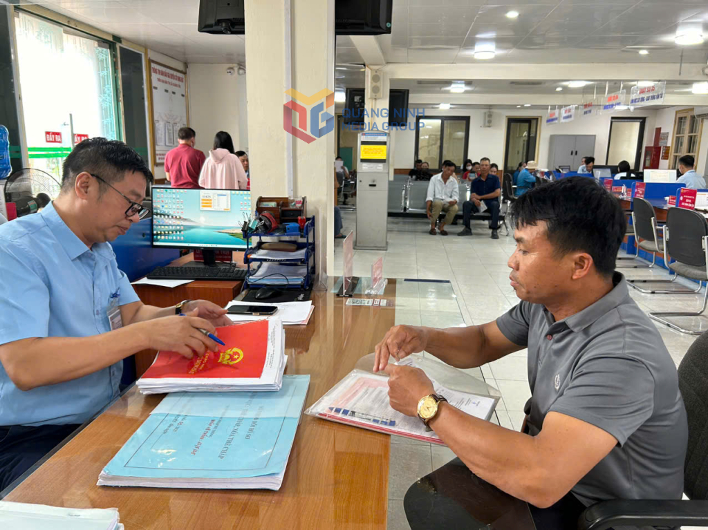 Cán bộ Trung tâm phục vụ Hành chính công phường Quảng Yên giải quyết TTHC cho người dân. Cán bộ Trung tâm phục vụ Hành chính công phường Quảng Yên giải quyết TTHC cho người dân.