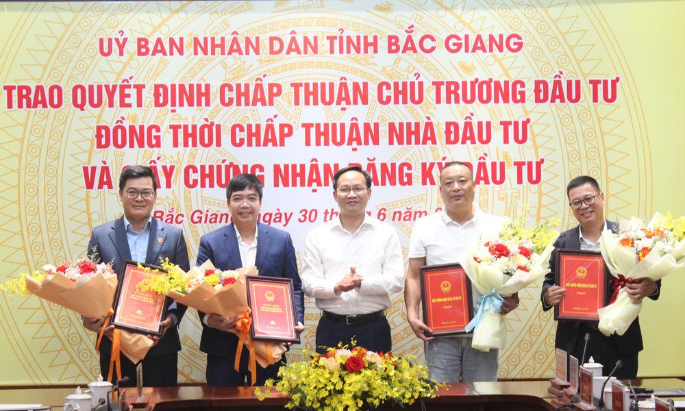 Đồng chí Phạm Văn Thịnh trao quyết định chấp thuận chủ trương đầu tư, chấp thuận nhà đầu tư và giấy chứng nhận đăng ký đầu tư cho 4 nhà đầu tư. Đồng chí Phạm Văn Thịnh trao quyết định chấp thuận chủ trương đầu tư, chấp thuận nhà đầu tư và giấy chứng nhận đăng ký đầu tư cho 4 nhà đầu tư.