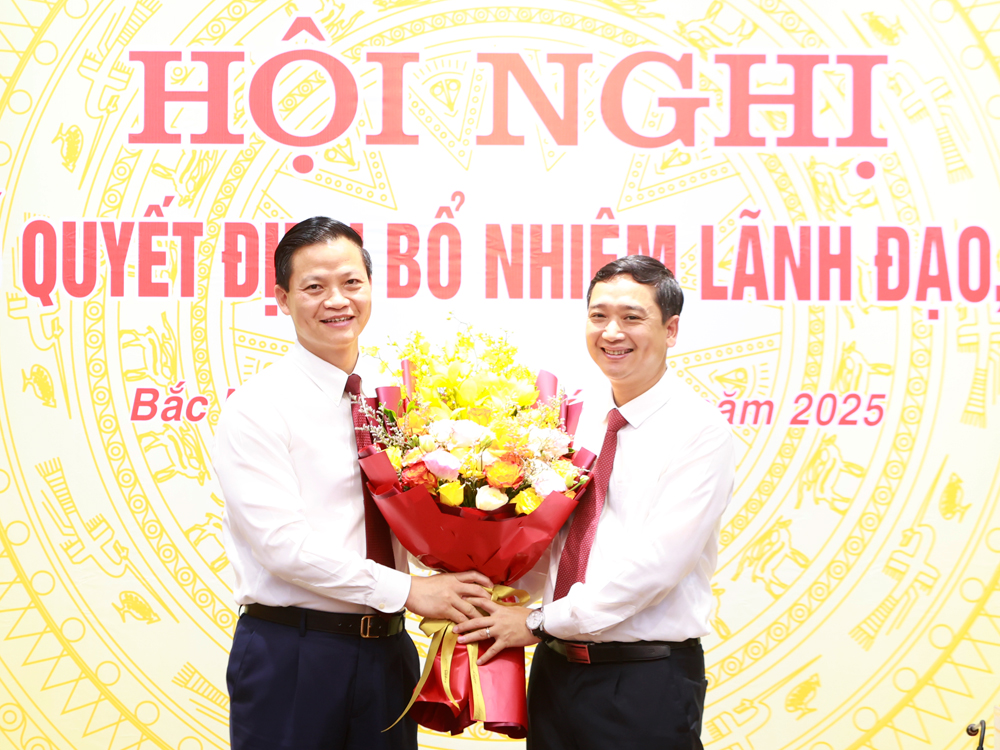 Đồng chí Vương Quốc Tuấn tặng hoa tri ân và chúc mừng đồng chí Nguyễn Việt Oanh chuyển sang giữ cương vị mới. Đồng chí Vương Quốc Tuấn tặng hoa tri ân và chúc mừng đồng chí Nguyễn Việt Oanh chuyển sang giữ cương vị mới.