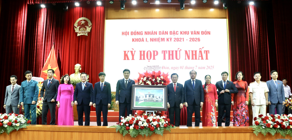 Ông Vũ Hồng Thanh, Ủy viên Trung ương Đảng, Phó Chủ tịch Quốc hội tặng hoa chúc mừng HĐND đặc khu Vân Đồn.