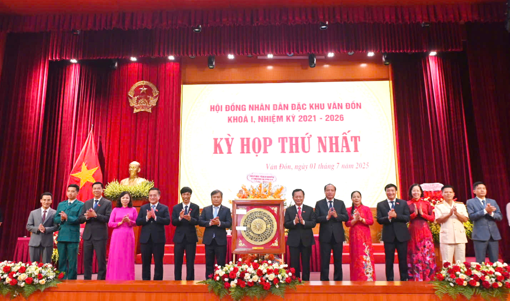 Ông Vũ Đại Thắng, Ủy viên Trung ương Đảng, Bí thư Tỉnh ủy, Trưởng Đoàn ĐBQH tỉnh tặng hoa chúc mừng HĐND đặc khu Vân Đồn.