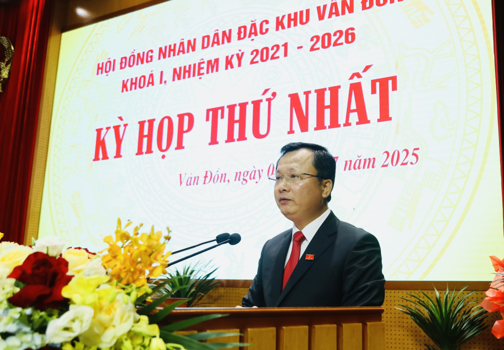 Ông Cao Tường Huy, Ủy viên Ban Thường vụ Tỉnh ủy, Bí thư Đảng ủy, Chủ tịch HĐND đặc khu phát biểu nhận nhiệm vụ.