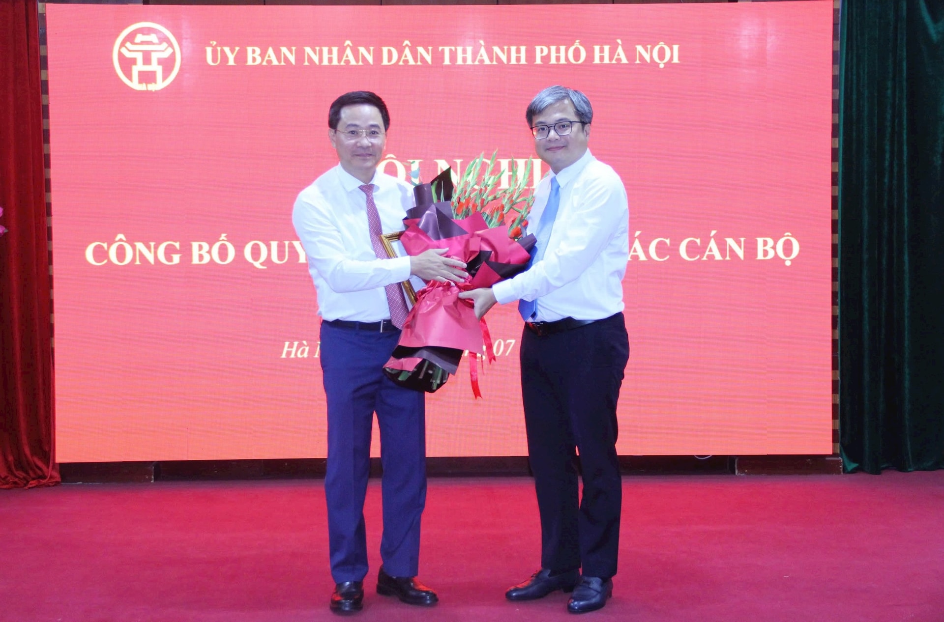 Phó Chủ tịch UBND thành phố Trương Việt Dũng trao quyết định bổ nhiệm và tặng hoa tân Giám đốc Sở Khoa học và Công nghệ Trần Anh Tuấn.