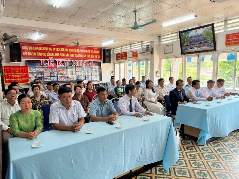 Quang cảnh công bố quyết định Quang cảnh công bố quyết định