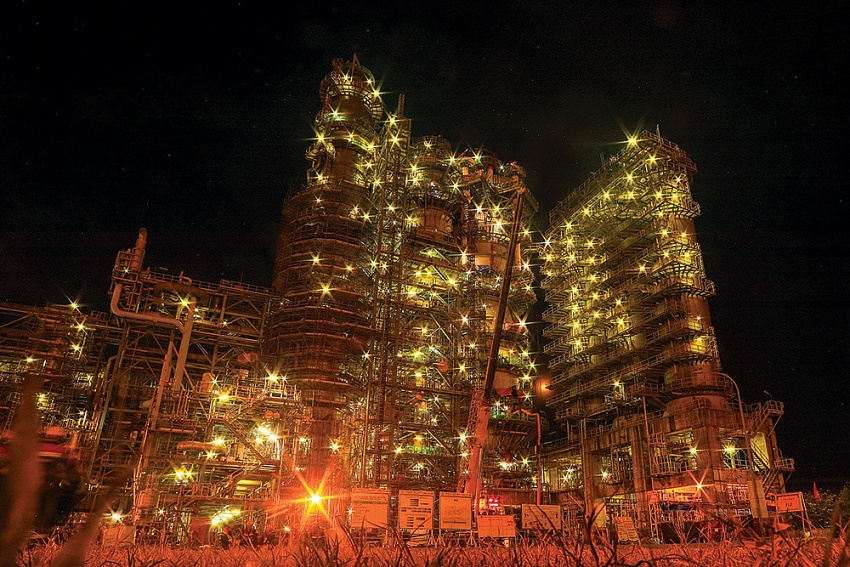 Ban đêm, Cụm phân xưởng RFCC sáng đèn lung linh như một “chung cư” trong lòng NMLD Dung Quất