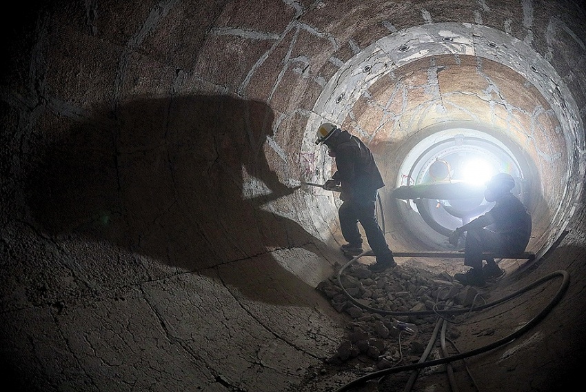 Các kỹ sư đang bảo dưỡng đường ống công nghệ tại Cụm phân xưởng RFCC trong đợt bảo dưỡng tổng thể lần 5 NMLD Dung Quất