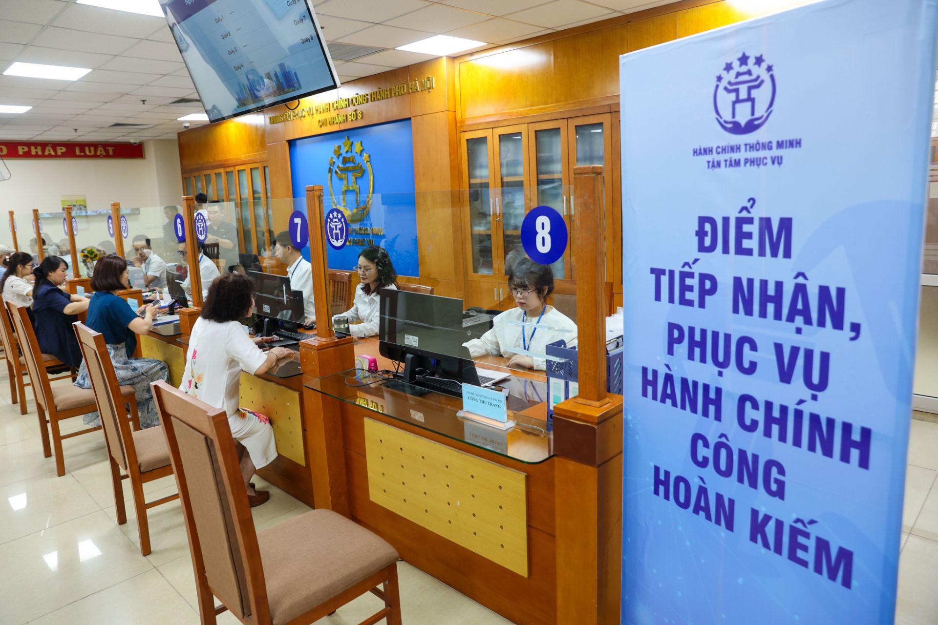 Người dân đến làm thủ tục hành chính tại Chi nhánh số 3 – Trung tâm phục vụ hành chính công thành phố Hà Nội