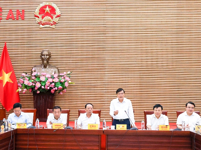 Chủ tịch UBND tỉnh Lê Hồng Vinh chủ trì tại phiên họp.