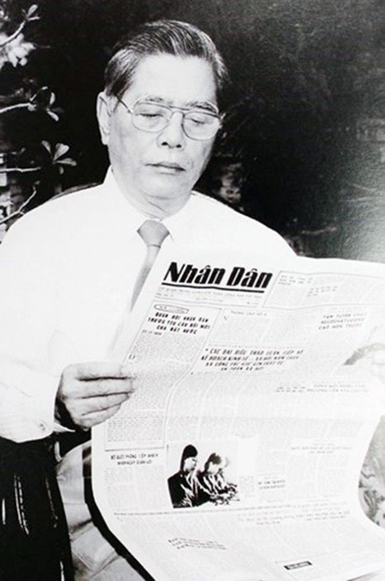 Tổng Bí thư Nguyễn Văn Linh đọc Báo Nhân Dân. Ảnh tư liệu