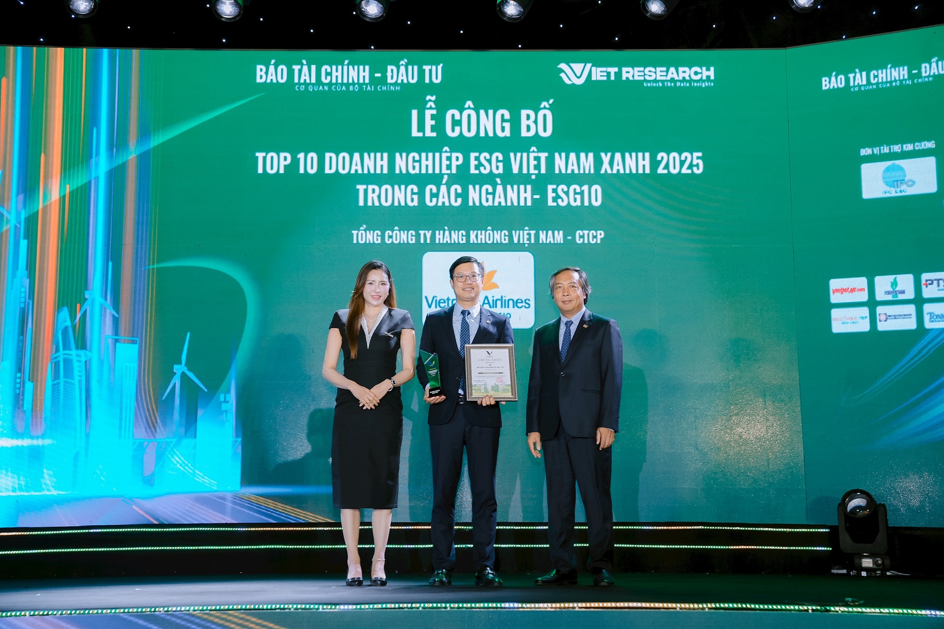 Đại diện Vietnam Airlines (ở giữa) tại lễ công bố top 10 doanh nghiệp ESG Việt Nam xanh 2025. Ảnh: VNA