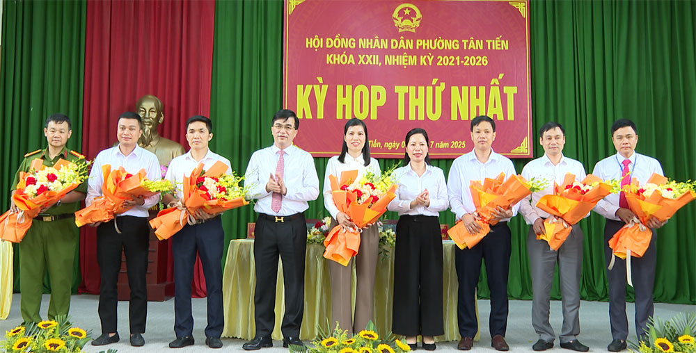 Các đồng chí lãnh đạo Đảng ủy phường Tân Tiến tặng hoa chúc mừng Chủ tịch, Phó Chủ tịch và lãnh đạo các cơ quan chuyên môn UBND phường. Các đồng chí lãnh đạo Đảng ủy phường Tân Tiến tặng hoa chúc mừng Chủ tịch, Phó Chủ tịch và lãnh đạo các cơ quan chuyên môn UBND phường.