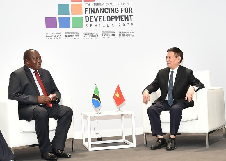 Phó Thủ tướng Chính phủ Hồ Đức Phớc gặp Phó Tổng thống Tanzania Philip Isdor Mpango. Ảnh VGP/Trần Mạnh