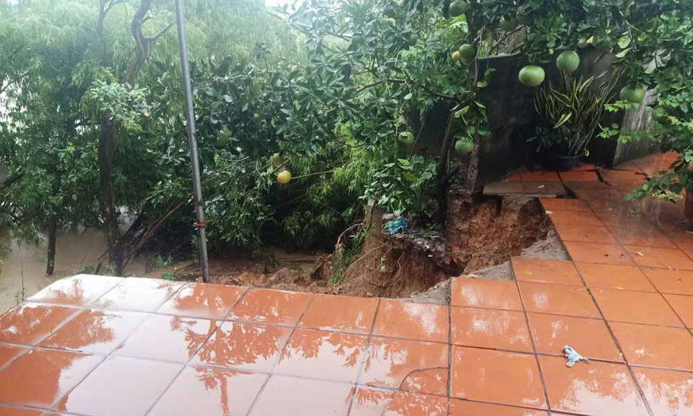 Vị trí sạt lở ăn sâu vào sân gạch của người dân thôn Bảo Tân, xã Hợp Thịnh. Vị trí sạt lở ăn sâu vào sân gạch của người dân thôn Bảo Tân, xã Hợp Thịnh.