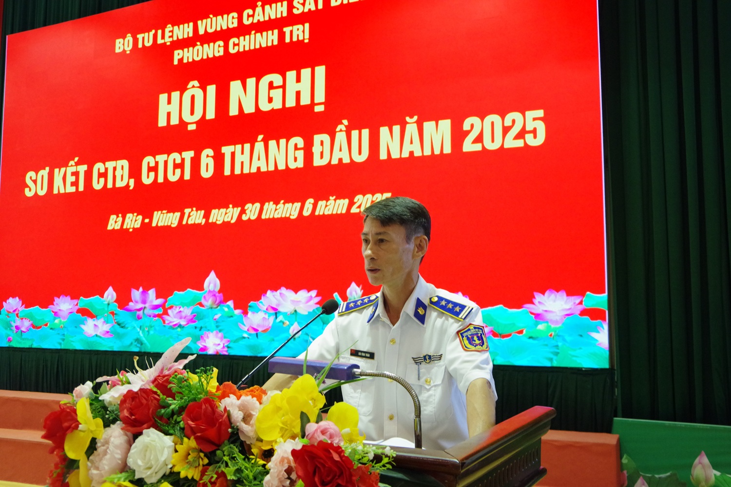 Thượng tá Bùi Vĩnh Trân, chủ nhiệm Chính trị BTL Vùng Cảnh sát biển 3 điều hành hội nghị