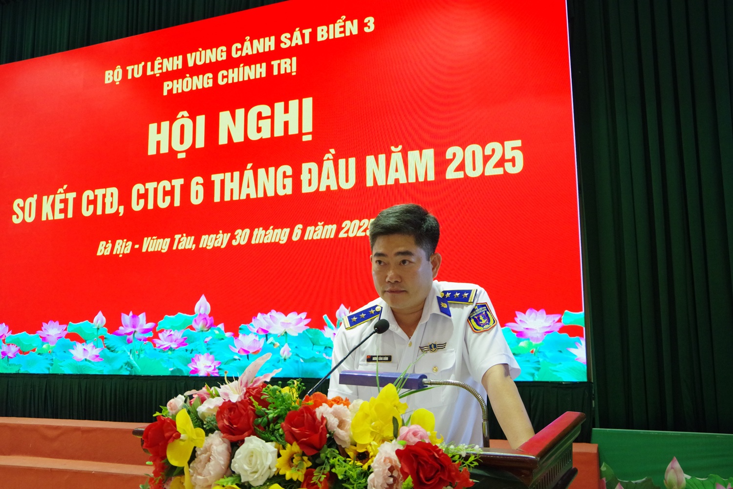 Thượng tá Dương Công Chính, Phó chủ nhiệm Chính trị BTL Vùng Cảnh sát biển 3 báo cáo sơ kết CTĐ, CTCT 6 tháng đầu năm 2025