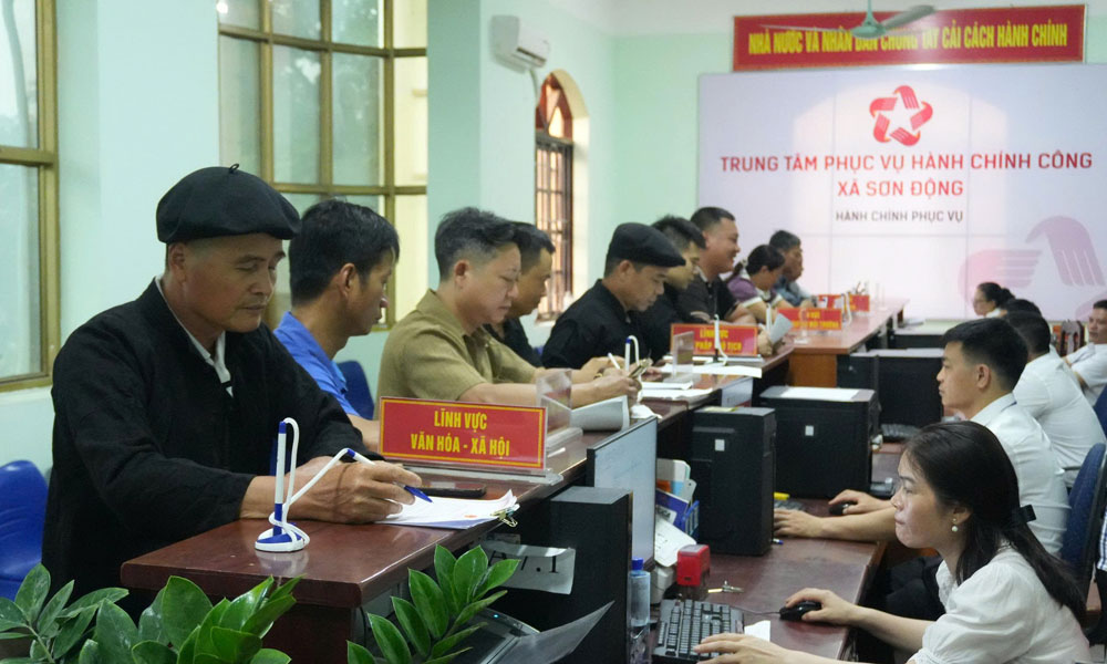 Người dân giải quyết thủ tục hành chính tại xã Sơn Động. Người dân giải quyết thủ tục hành chính tại xã Sơn Động.