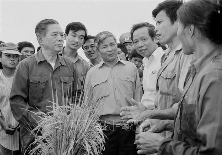 Tổng Bí thư Nguyễn Văn Linh gặp gỡ, nói chuyện với nông dân HTX Tùng Phong, xã Tùng Ảnh, huyện Đức Thọ trong chuyến thăm và làm việc tại tỉnh Nghệ Tĩnh (23-27/5/1990). Ảnh tư liệu
