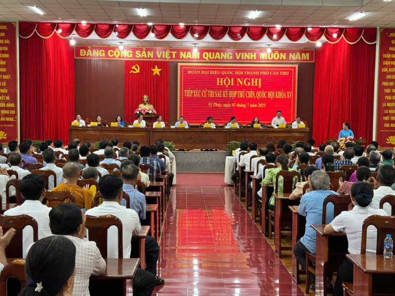 Đông đảo cử tri, nhân dân xã Vị Thanh dự và phát biểu nhiều ý kiến kiến nghị, đề xuất với Chủ tịch Quốc hội, lãnh đạo thành phố tại cuộc tiếp xúc cử tri chiều nay