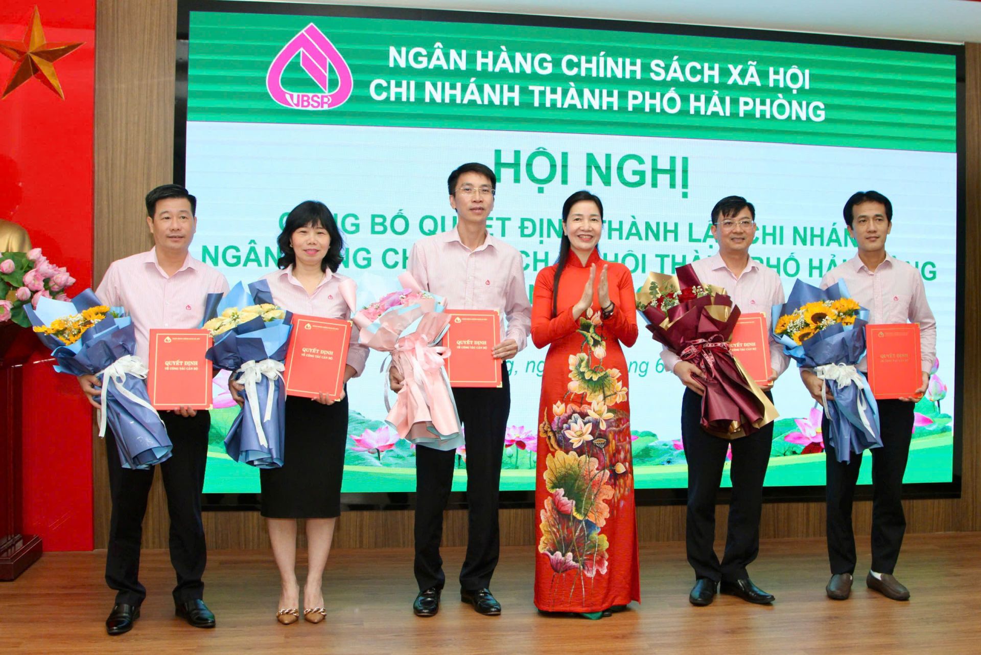 Trao c&aacute;c Quyết định bổ nhiệm c&aacute;c Ph&oacute; Gi&aacute;m đốc Chi nh&aacute;nh NHCSXH th&agrave;nh phố Hải Ph&ograve;ng.