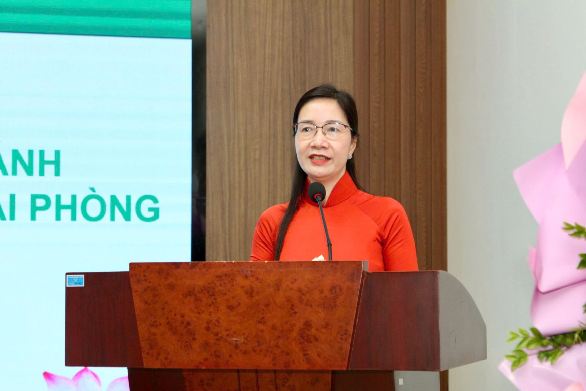 Ph&oacute; Tổng Gi&aacute;m đốc NHCSXH Nguyễn Thị Hằng ph&aacute;t biểu ch&uacute;c mừng