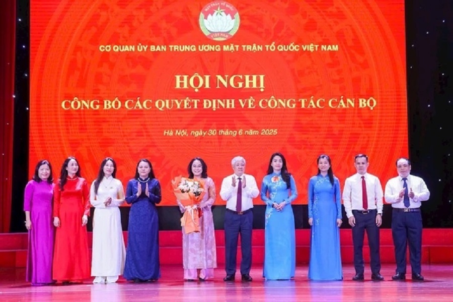 Chủ tịch Đỗ Văn Chiến và Phó Chủ tịch - Tổng Thư ký Nguyễn Thị Thu Hà trao quyết định cho các ban đơn vị Chủ tịch Đỗ Văn Chiến và Phó Chủ tịch - Tổng Thư ký Nguyễn Thị Thu Hà trao quyết định cho các ban đơn vị