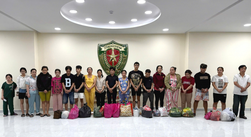 Khởi tố bị can, bắt tạm giam 19 đối tượng để điều tra về tội “Sản xuất, buôn bán hàng giả là thuốc chữa bệnh, thuốc phòng bệnh”. Khởi tố bị can, bắt tạm giam 19 đối tượng để điều tra về tội “Sản xuất, buôn bán hàng giả là thuốc chữa bệnh, thuốc phòng bệnh”.