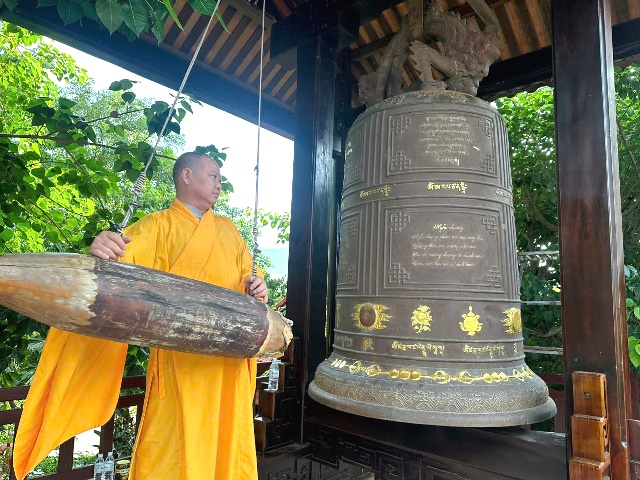 Đà Nẵng: Phật tử đổ về các ngôi chùa chứng kiến nghi thức thỉnh chuông, cầu nguyện Quốc thái dân an