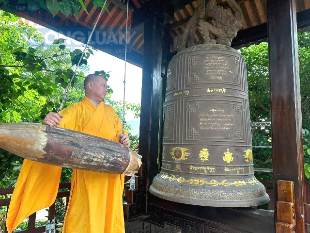 Thầy Thích Đồng Nhãn trụ trì chùa Hà Tân, cử hành 3 hồi chuông trống bát nhã cầu quốc thái dân an vào sáng ngày 1/7