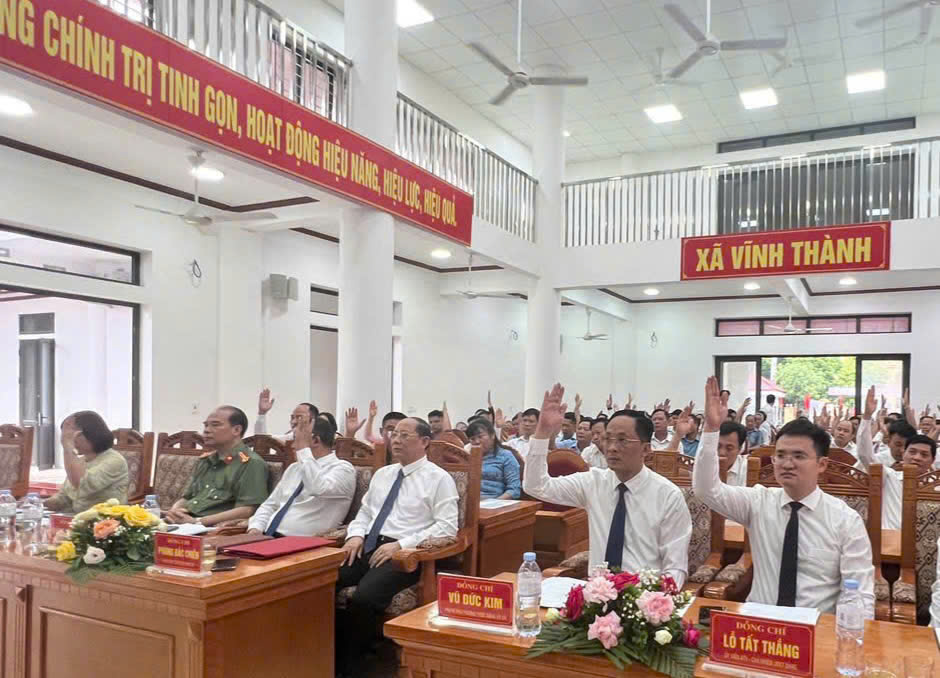 1. Quang cảnh kỳ họp