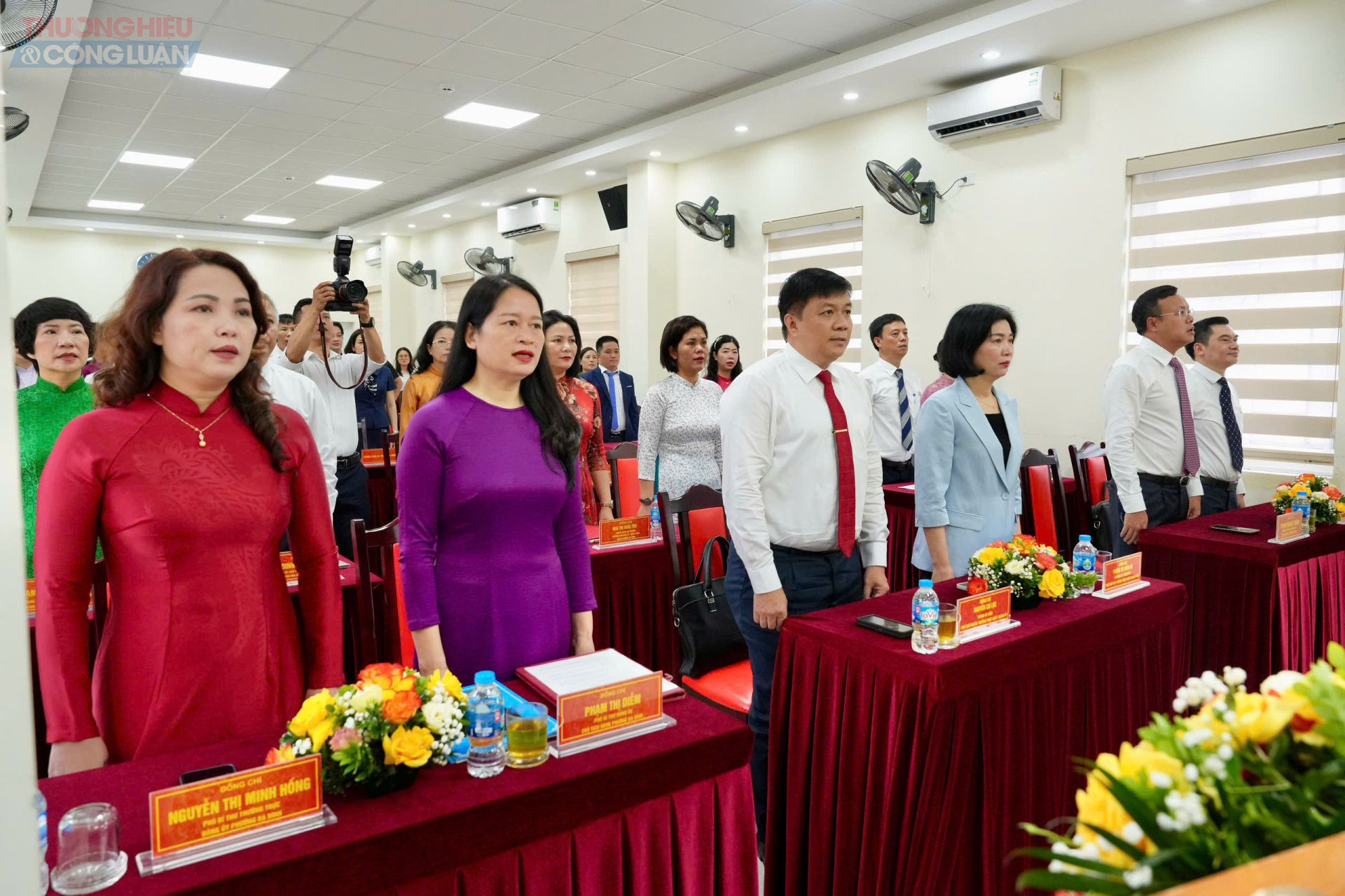 Cũng trong sáng nay, HĐND phường Ba Đình đã tổ chức kỳ họp thứ nhất khóa I, nhiệm kỳ 2021-2026. Tại kỳ họp, HĐND phường Ba Đình thông qua Tờ trình của UBND phường về kết quả thực hiện Kế hoạch phát triển kinh tế - xã hội 6 tháng đầu năm 2025 và dự kiến chỉ tiêu phát triển kinh tế - xã hội 6 tháng cuối năm 2025; xem xét Tờ trình của UBND phường về thành lập các cơ quan chuyên môn và Điểm tiếp nhận, phục vụ hành chính công thuộc UBND phường Ba Đình; Nghị quyết về Kế hoạch tổ chức các kỳ họp thường lệ trong năm 2025 của HĐND phường Ba Đình nhiệm kỳ 2021-2026…