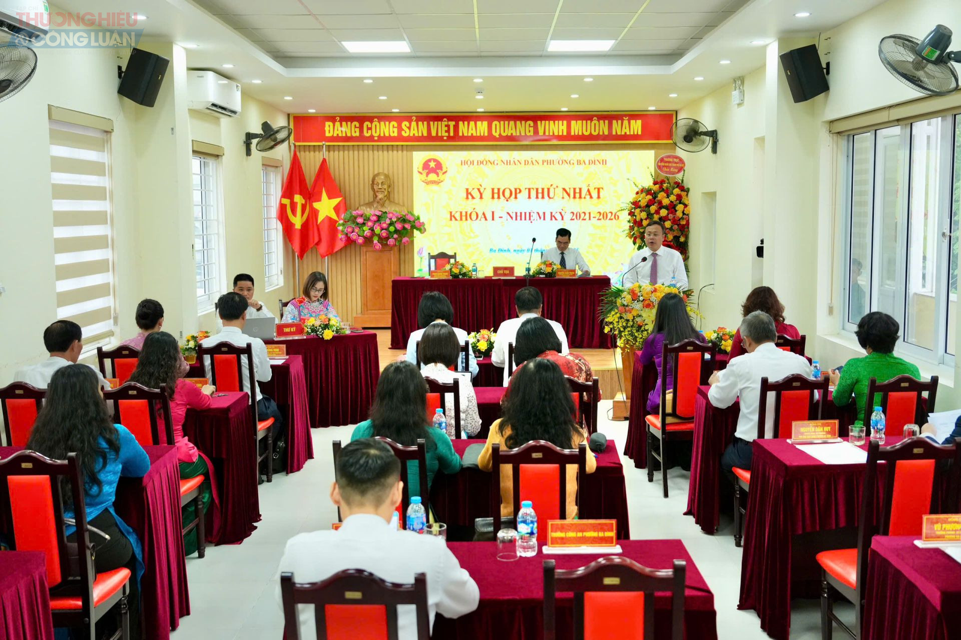 Phó Chủ tịch Thường trực HĐND Thành phố Hà Nội Phùng Thị Hồng Hà đề nghị phường tiếp tục tập trung cao độ; chủ động rà soát các công việc để bắt tay ngay vào các công việc, đảm bảo công tác lãnh đạo, chỉ đạo, vận hành chính quyền địa phương 2 cấp thông suốt, liên tục, không gián đoạn, không ảnh hưởng đến hoạt động sản xuất, kinh doanh và phục vụ người dân, doanh nghiệp.