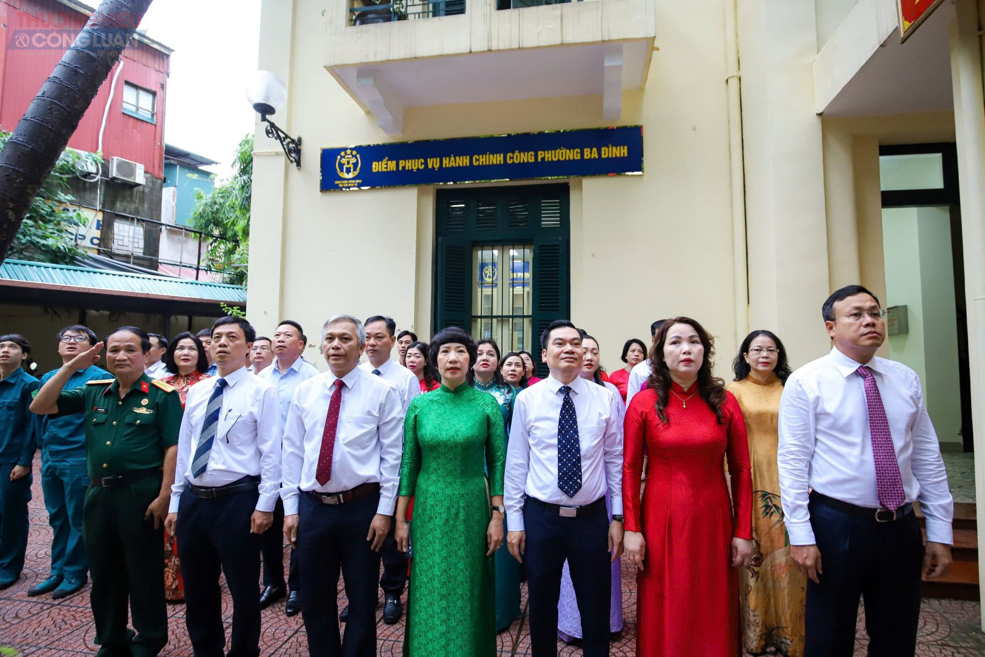 Lãnh đạo, cán bộ Đảng ủy, Hội đồng nhân dân phường Ba Đình thực hiện nghi thức chào cờ trong ngày đầu tiên thực hiện chính quyền địa phương 2 cấp.