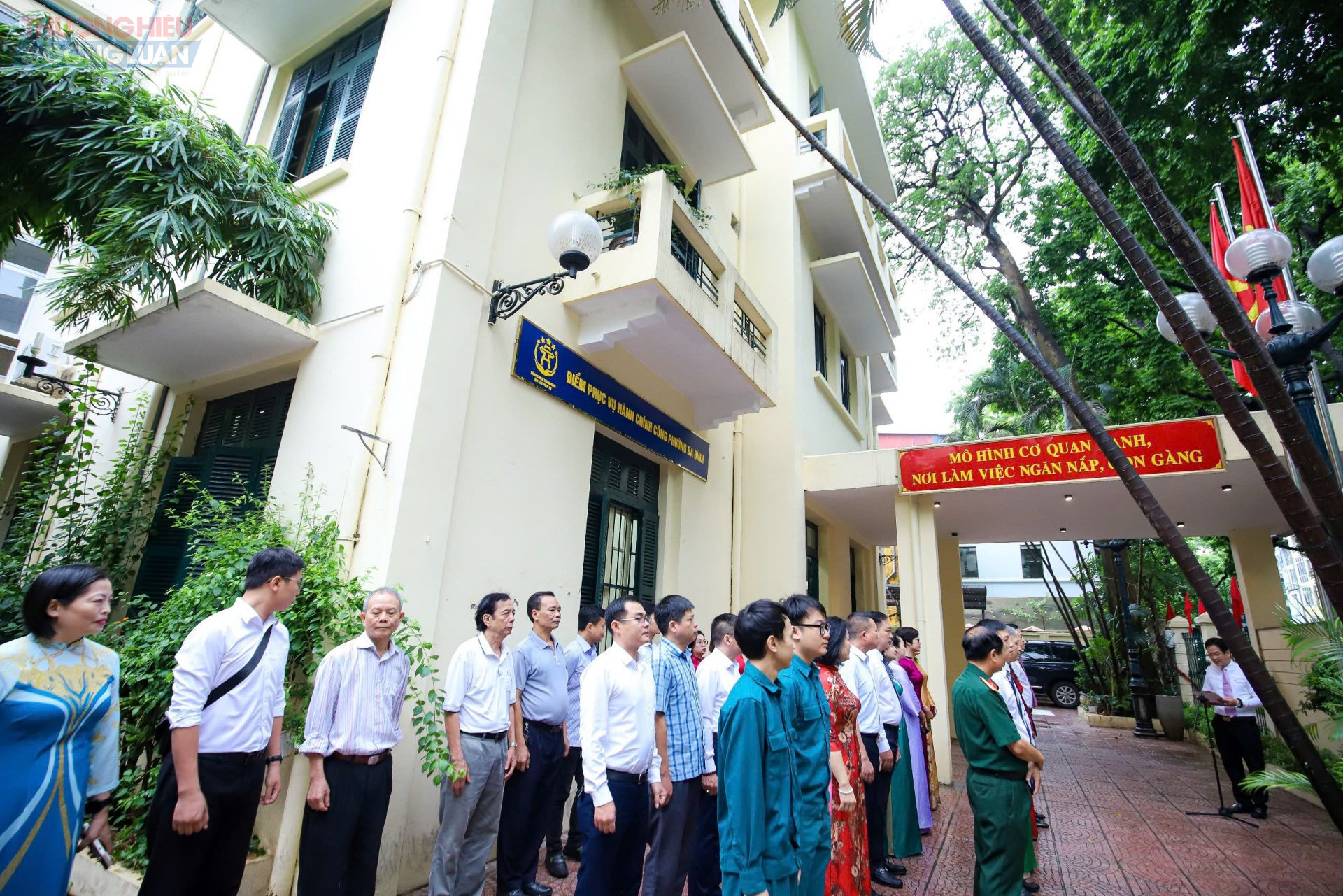 Tại phường Ba Đình số 12-14 phố Phan Đình Phùng, là trụ sở Đảng ủy - HĐND phường, 7h30 toàn bộ lãnh đạo, cán bộ Đảng ủy, Hội đồng nhân dân phường trong trang phục nghiêm túc ngay ngắn làm lễ chào cờ.