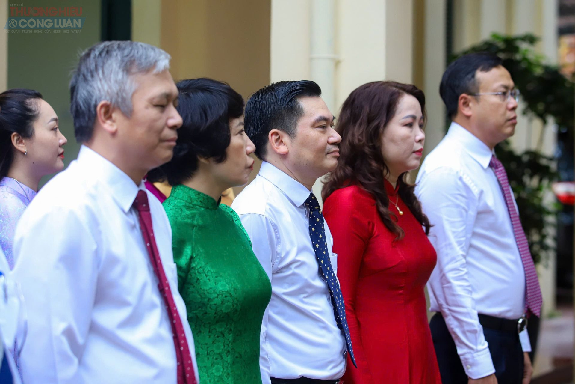 Lãnh đạo, cán bộ Đảng ủy, Hội đồng nhân dân phường Ba Đình thực hiện nghi thức chào cờ trong ngày đầu tiên thực hiện chính quyền địa phương 2 cấp.