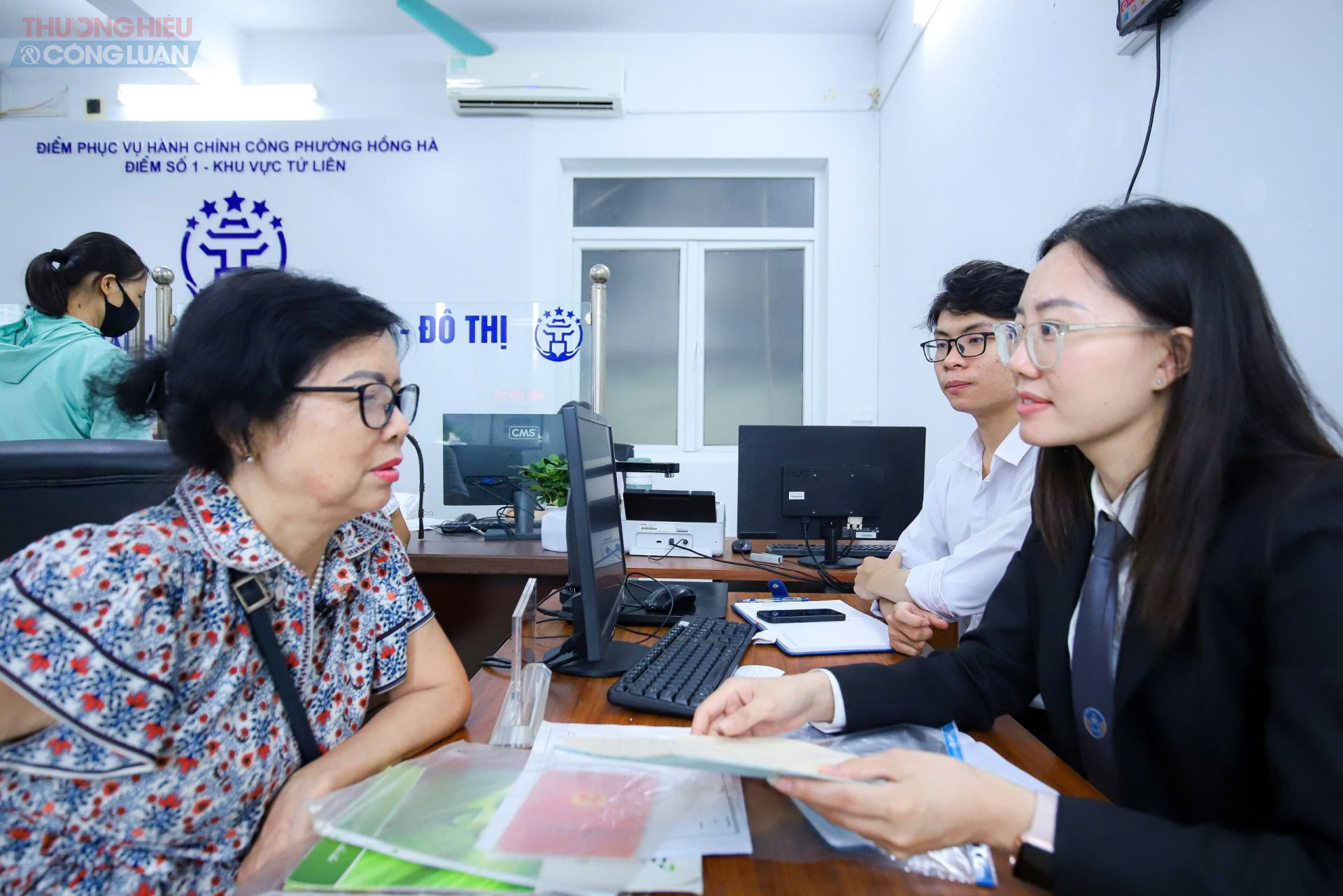 Người dân niềm nở trong ngày đầu tiên vận hành chính quyền 2 cấp tại Hà Nội.