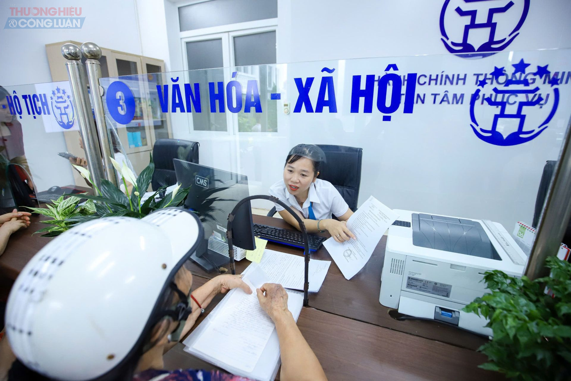 Theo ghi nhận, dù quy trình được rút gọn và cán bộ hỗ trợ tận tình, nhiều người dân vẫn chưa thể hoàn thiện hồ sơ do thiếu giấy tờ cần thiết hoặc chưa quen với cách thức nộp hồ sơ điện tử. Anh Nguyễn Thắng (phường Cầu Giấy, Hà Nội) chia sẻ: 
