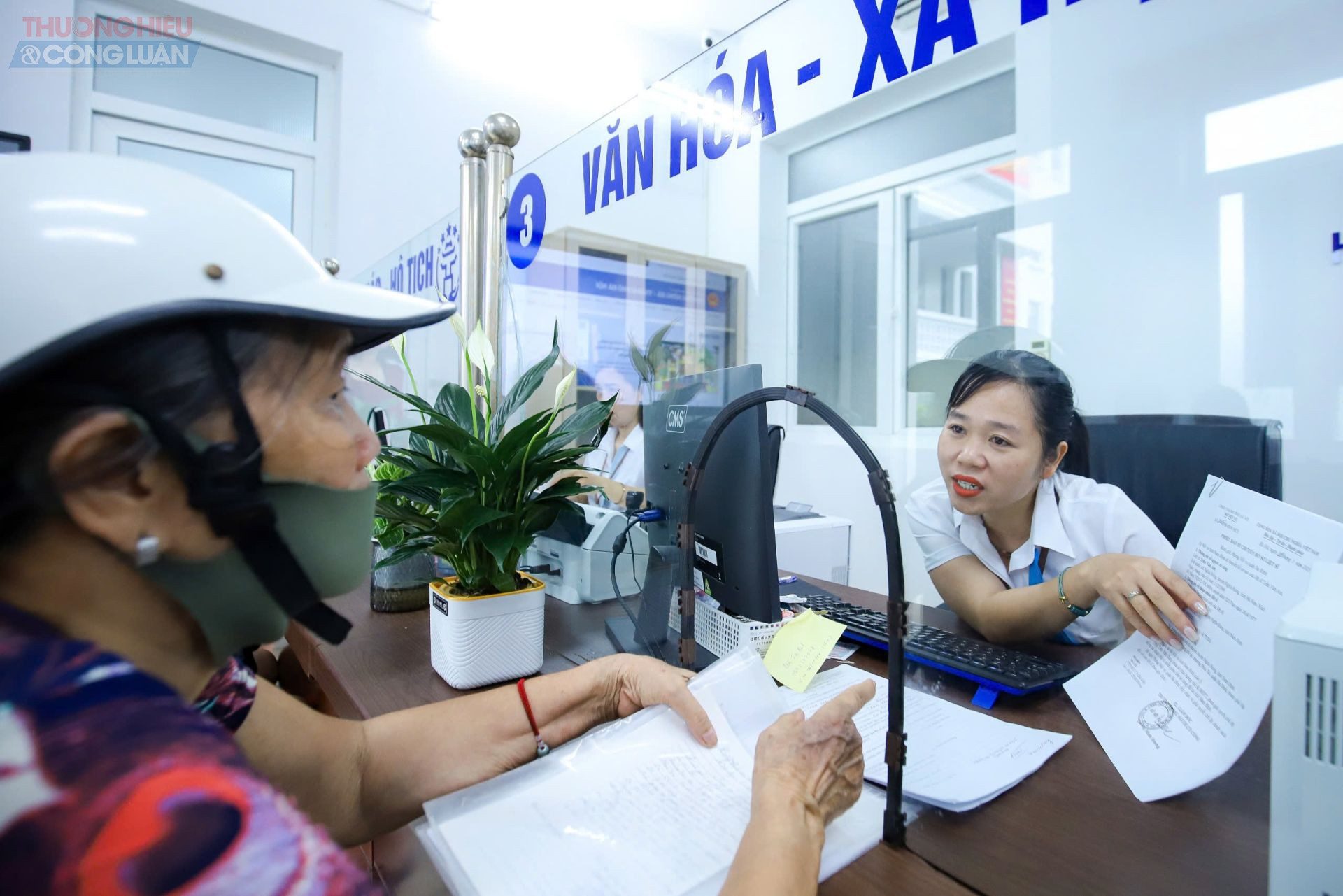Ngay từ sáng sớm, các trụ sở hành chính tại các phường, xã ở Hà Nội đều ghi nhận không khí làm việc khẩn trương, nghiêm túc với phương châm 