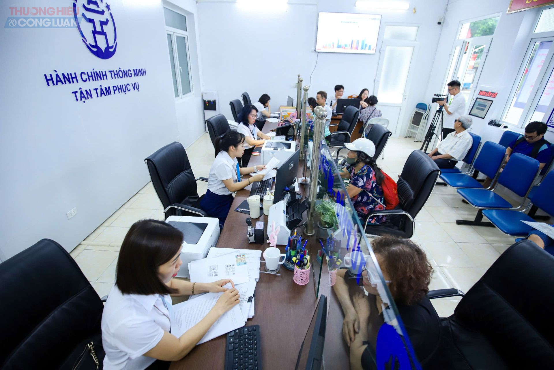 Chủ tịch UBND phường Hồng Hà Lê Hồng Thắng trực tiếp tới hỏi và hướng dẫn người dân tới các cửa để giải quyết các thủ tục hành chính.