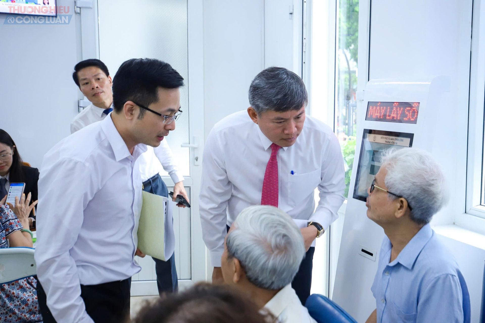 Chủ tịch UBND phường Hồng Hà Lê Hồng Thắng trực tiếp tới hỏi và hướng dẫn người dân tới các cửa để giải quyết các thủ tục hành chính.