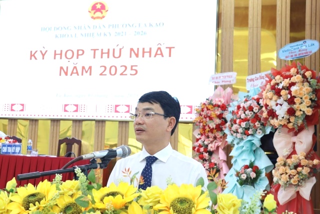 Bí thư Đảng ủy, Chủ tịch HĐND phường Ea Kao Đặng Gia Duẩn phát biểu tại kỳ họp. Bí thư Đảng ủy, Chủ tịch HĐND phường Ea Kao Đặng Gia Duẩn phát biểu tại kỳ họp.