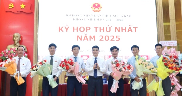 Bí thư Đảng ủy, Chủ tịch HĐND phường Ea Kao Đặng Gia Duẩn tặng hoa chúc mừng các đồng chí lãnh đạo UBND, HĐND phường. Bí thư Đảng ủy, Chủ tịch HĐND phường Ea Kao Đặng Gia Duẩn tặng hoa chúc mừng các đồng chí lãnh đạo UBND, HĐND phường.