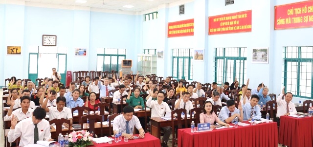 Đại biểu biểu quyết thông qua các Nghị quyết tại kỳ họp.