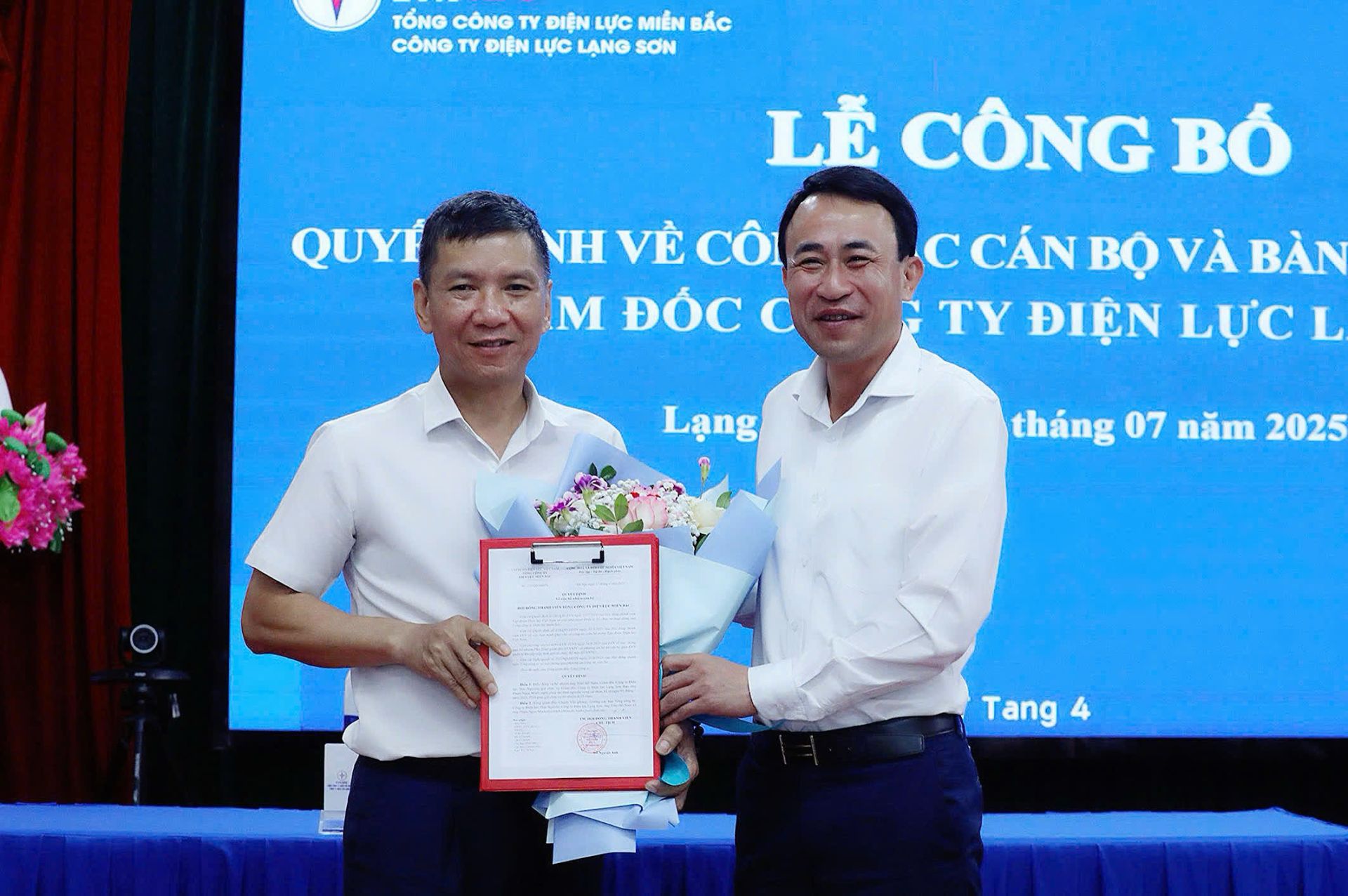 Phó Tổng Giám đốc Tổng Công ty Điện lực miền Bắc Lương Minh Thanh (bên phải) trao Quyết định điều động và bổ nhiệm giữ chức vụ Giám đốc Công ty Điện lực Lạng Sơn cho ông Trần Hồ Nam Phó Tổng Giám đốc Tổng Công ty Điện lực miền Bắc Lương Minh Thanh (bên phải) trao Quyết định điều động và bổ nhiệm giữ chức vụ Giám đốc Công ty Điện lực Lạng Sơn cho ông Trần Hồ Nam